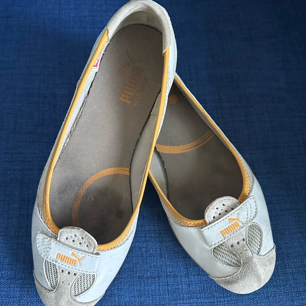 Puma Women's Lt cream ballet flats with Orange Trim. 9